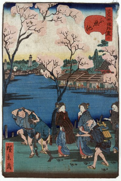 Shinobazu-vijver, Tokio, Japan: groep mensen die langs de oever van de Shinobazu-vijver lopen, met kersenbloesems en woningen op de achtergrond door Hirokage Utagawa