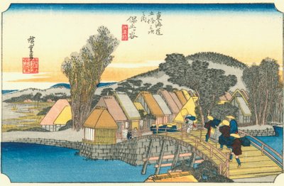 Hodogaya - Een dorp langs de weg met een ronde heuvel in de verte door Hiroshige