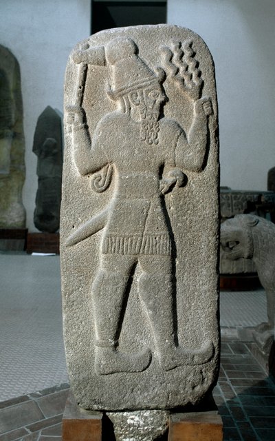 Hettitische beschaving: basalt stèle van de god van de storm door Hittite