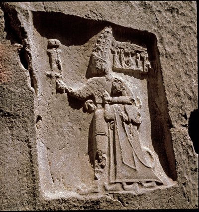 Koning Tudhaliya beschermd door een godheid (reliëf, ca. 1250-1220 v.Chr.) door Hittite