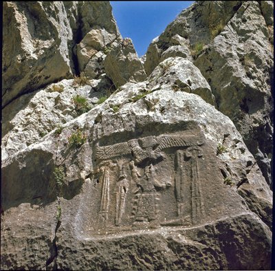 Laag reliëf met een personage onder een gevleugeld wezen. ca. 1250-1220 v.Chr. door Hittite