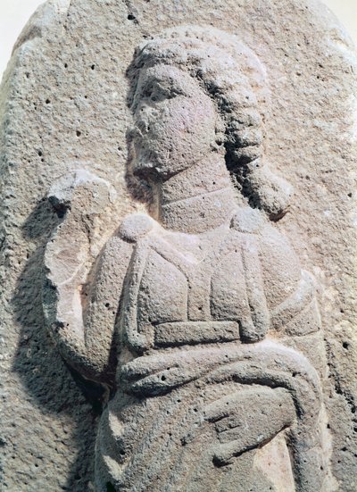 Reliëf dat een Hettitische vrouw in traditionele kleding afbeeldt, uit Syrië, c.1300-1200 v.Chr. door Hittite
