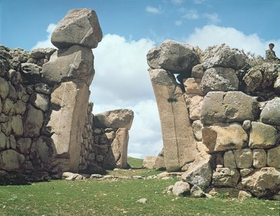 De Koningspoort vanaf de muren van Hattusas door Hittite