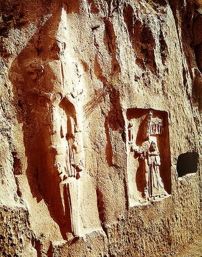 De zwaardgod en Tudhaliya IV omarmd door een god door Hittite