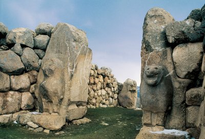 Zicht op de Leeuwenpoort, een van de vijf ingangen van de omheining van de oude hoofdstad van het Hettitische Rijk in Hattusha (nu Bogazkale), Turkije door Hittite