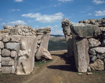 De poort van de koning, met reliëf links van de oorlogsgod door Hittite Hittite