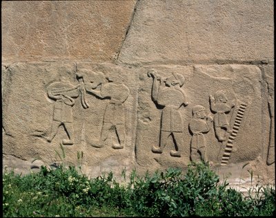 Zicht op de basis van reliëfs van de Poort van de Sfinx door Hittite Hittite