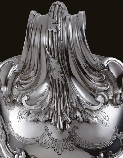 Detail van een Louis XV terrine, deksel en voering door Honore de Balzac