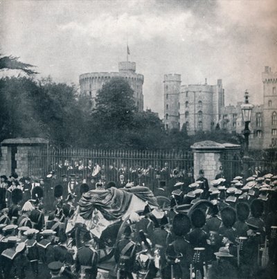 Lijkwagen van koning Edward VII wordt het terrein van Windsor Castle binnengetrokken, 1910 1911 door Horace Walter Nicholls