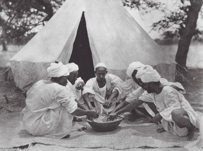 Afrika: Arabische zeelieden aan een maaltijd door Hugo Adolf Bernatzik
