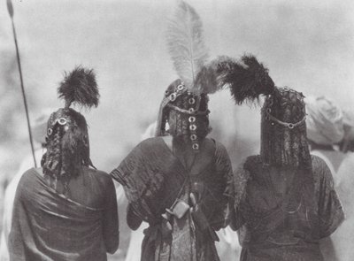 Afrika: Aulad Hamid hoofdtooi (zwart-wit foto) door Hugo Adolf Bernatzik