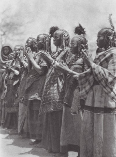 Afrika: Aulad Hamid vrouwen klappen op de maat bij een dans door Hugo Adolf Bernatzik