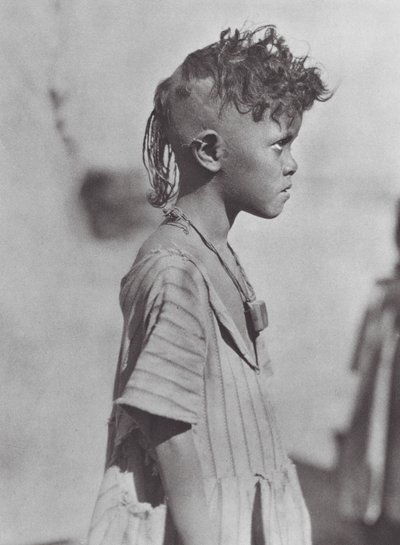 Afrika: Bisharin kind met amulet door Hugo Adolf Bernatzik