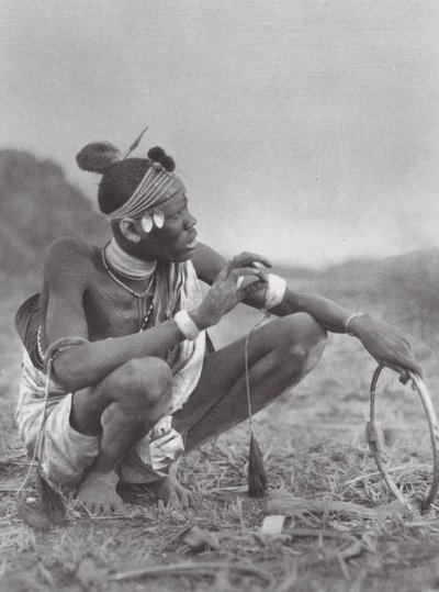 Afrika: Dinka bruidegom onderhandelt over de bruidssieraden door Hugo Adolf Bernatzik