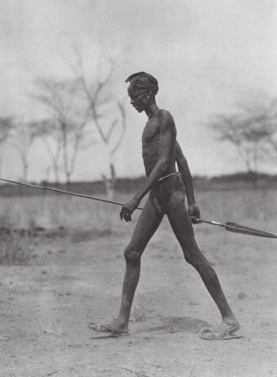 Afrika: Dinka krijger met speer door Hugo Adolf Bernatzik