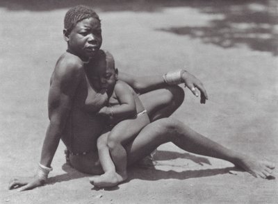 Afrika: Oostelijke Djur, Moeder en Kind door Hugo Adolf Bernatzik