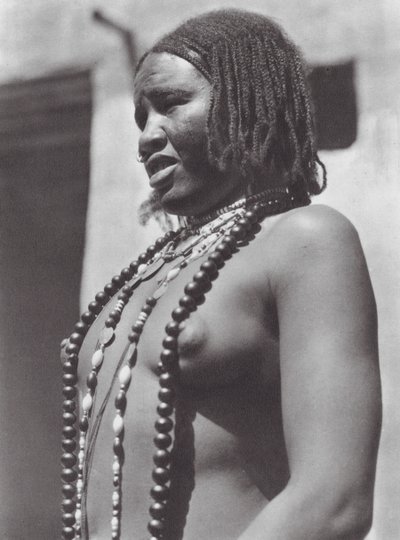 Afrika: Gawazi, een professionele danseres door Hugo Adolf Bernatzik