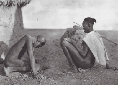 Afrika: Medicijnman die een patiënt laat bloeden door Hugo Adolf Bernatzik