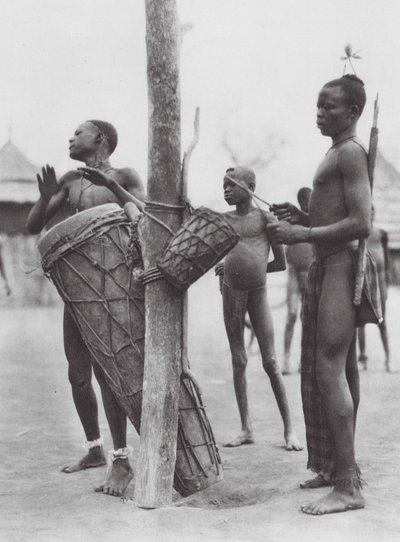 Afrika: Moru mannen spelen drums door Hugo Adolf Bernatzik