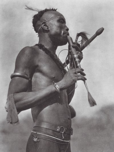 Afrika: Niambara fluitspeler door Hugo Adolf Bernatzik