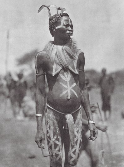 Afrika: Nuba-vrouw met feestelijk ornament (zwart-wit foto) door Hugo Adolf Bernatzik