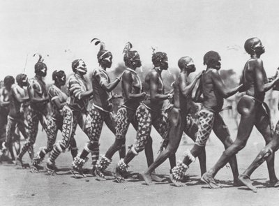 Afrika: Nuba-vrouwen dansen door Hugo Adolf Bernatzik