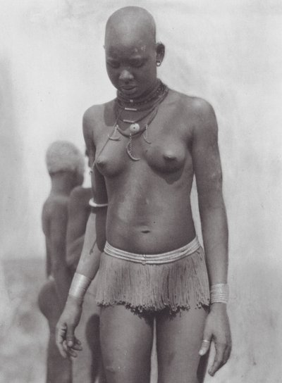 Afrika: Nuer vrouw door Hugo Adolf Bernatzik