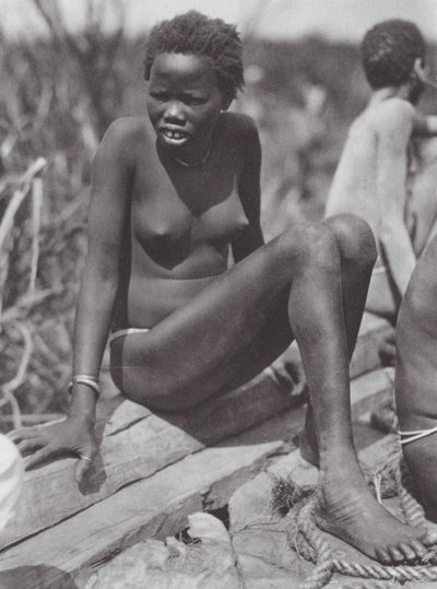 Afrika: Nuer meisje aan de Bahr el Zeraf door Hugo Adolf Bernatzik