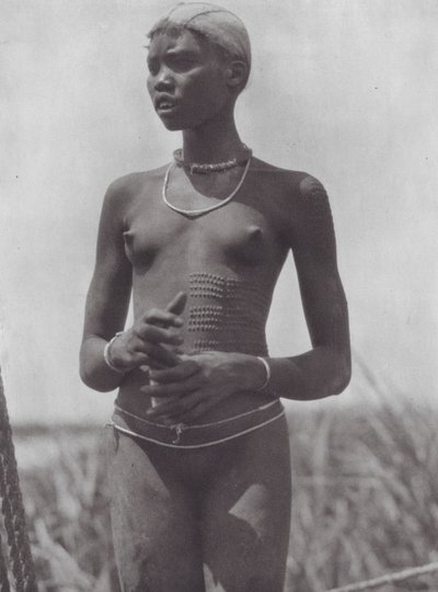 Afrika: Nuer meisje met decoratieve littekens door Hugo Adolf Bernatzik