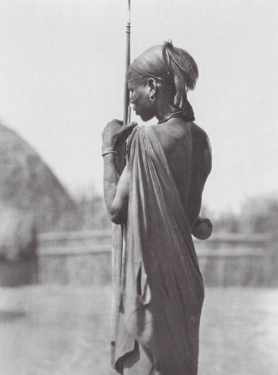 Afrika: Nuer in Shilluk-kleding door Hugo Adolf Bernatzik