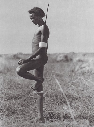 Afrika: Nuer, rustpositie door Hugo Adolf Bernatzik