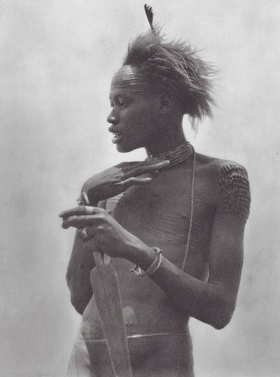 Afrika: Nuer krijger met stamteken op voorhoofd door Hugo Adolf Bernatzik