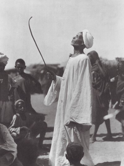 Afrika: Oude man bespot de danser door Hugo Adolf Bernatzik