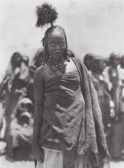 Afrika: Struisvogelveren hoofdtooi gedragen door de Aulad Hamids door Hugo Adolf Bernatzik