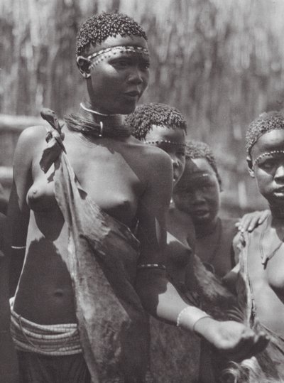 Afrika: Shilluk-meisjes door Hugo Adolf Bernatzik