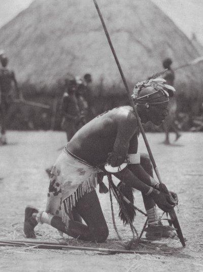 Afrika: Shilluk in feestkleding door Hugo Adolf Bernatzik