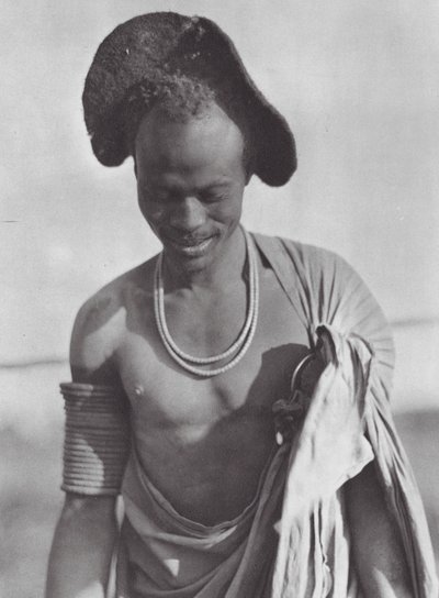 Afrika: Shilluk-krijger met kapkapsel door Hugo Adolf Bernatzik