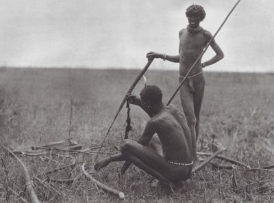 Afrika: Shilluk krijgers rusten door Hugo Adolf Bernatzik