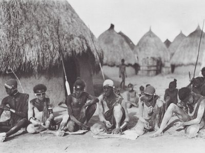 Afrika: Shilluk krijgers wrijven zichzelf in met houtas door Hugo Adolf Bernatzik
