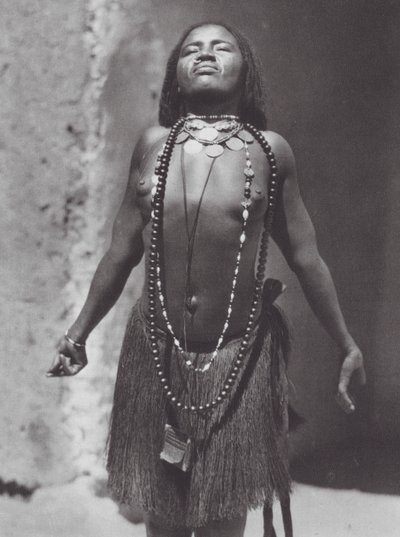 Afrika: Soedanese buikdanseres door Hugo Adolf Bernatzik