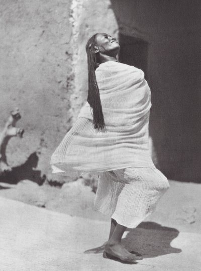 Afrika: Soedanese danseres, Omdurman door Hugo Adolf Bernatzik