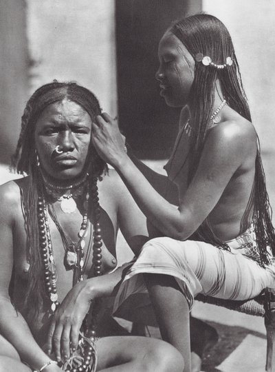 Afrika: Soedanese vrouwen vlechten haar door Hugo Adolf Bernatzik