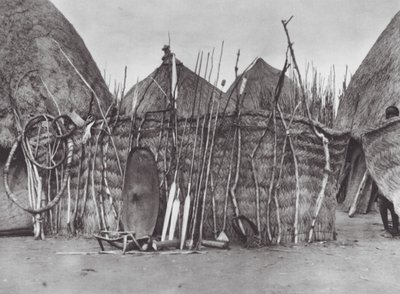 Afrika: Het eigendom van een overleden Shilluk-hoofd (zwart-wit foto) door Hugo Adolf Bernatzik