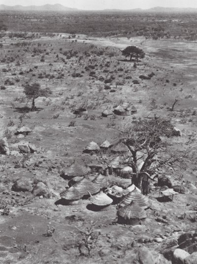 Afrika: Uitzicht op de vlaktes vanaf Mount Talodi door Hugo Adolf Bernatzik
