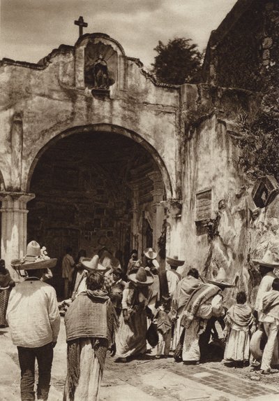 Mexico: Amecameca, Ingang naar de kerk (z/w foto) door Hugo Brehme