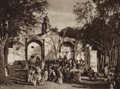 Mexico: Amecameca, processie voor de kapel van de Heilige Berg (z/w foto) door Hugo Brehme