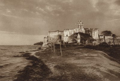 Mexico: Campeche, Ruïne van het klooster van San Francisco (z/w foto) door Hugo Brehme