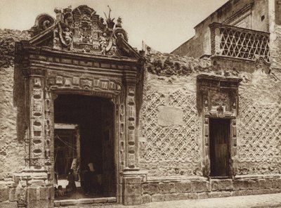 Mexico: koloniaal huis in het noordoosten van de hoofdstad (zwart-wit foto) door Hugo Brehme