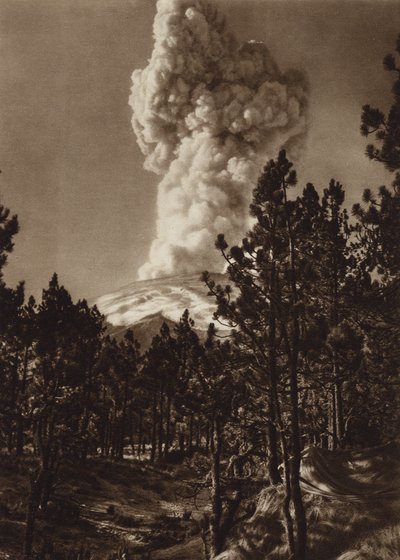Mexico: Popocatepetl uitbarsting, gezien vanaf Tlamacas (zwart-wit foto) door Hugo Brehme