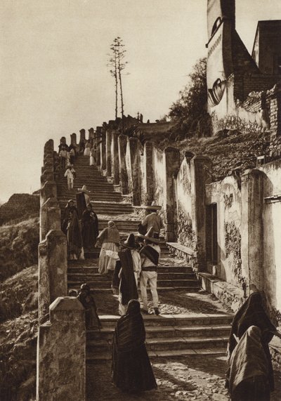 Mexico: Guadalupe Hidalgo, beklimming van de heuvel van Tepeyacac (zwart-wit foto) door Hugo Brehme